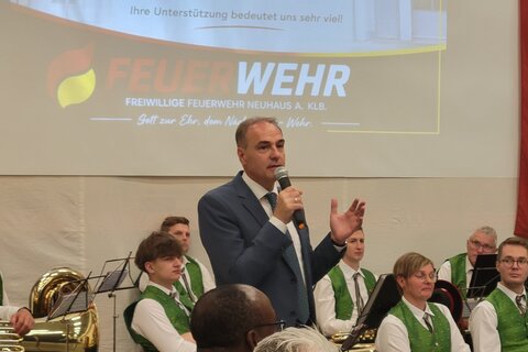 Landesrat Leonhard Schneemann bei seiner Festansprache anlässlich der offiziellen Eröffnung des neuen Feuerwehrhauses in Neuhaus am Klausenbach.