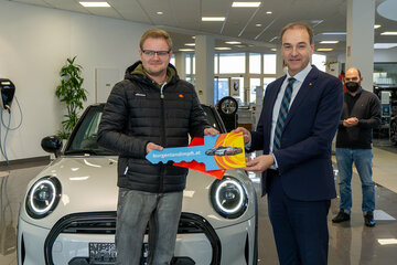 Mini Cooper Cabrio an Patrick Kröss aus Oggau – Landesrat Schneemann gratuliert gemeinsam mit Impflotterie-Projektleiter Mag. Peter Dopler von der Landesholding Burgenland, dem Gewinner