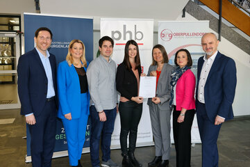 Bildungslandesrätin Daniela Winkler (2.v.l.) überzeugte sich gemeinsam mit Bildungsdirektor Heinz Josef Zitz (r.) und Direktorin Sabine Weisz von der Pädagogischen Hochschule Burgenland (3.v.r.) von der guten Arbeit im Gymnasium Oberpullendorf. Mit ihnen am Foto von links: Direktor Markus Neuhold, Florian Schmidt und Julia Kern sowie Aniko Benkö von der Industriellenvereinigung (v.l.).