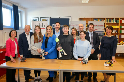 Bildungslandesrätin Daniela Winkler beim Besuch des innovativen Unterrichts durch Expertise in neuen Technologien im Gymnasium Oberpullendorf.