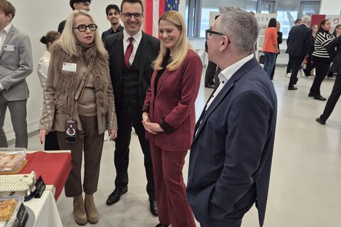 Bildungslandesrätin Daniela Winkler und Direktor Reinhard Gaul im Gespräch mit Franz Bock, Leiter der Bildungsregion Nord.