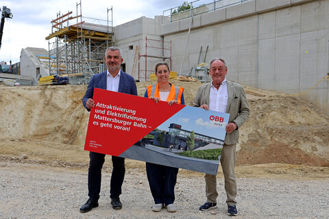 Verkehrslandesrat Heinrich Dorner, Luzie Kneifel (Projektleiterin ÖBB-Infrastruktur AG) und Bürgermeister Dieter Posch (Neudörfl) beim Lokalaugenschein auf der Baustelle am Bahnhof in Neudörfl