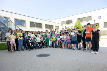 Bildungslandesrätin Daniela Winkler, Géza Rhomberg, General Manager Kammermusikfest Lockenhaus und Schulleiterin Ruth Lang mit den Schülerinnen Und Schülern der ASO Oberpullendorf.