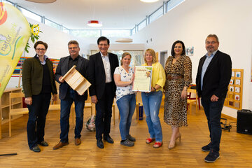 Naturpark GF Mag.a Marlene Hrabanek-Bunyai, Naturparkobmann Bgm. Kurt Fischer, Bgm. DI Gerald Hüller, Kindergartenpädagogin Sandra Paulesich, Kindergartenleiterin Walpurga Haiden, LH-Stv.in Mag.a Astrid Eisenkopf und DI Thomas Böhm, MBA, Regionalentwicklung / ARGE Naturparke