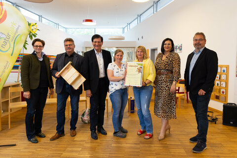 Naturpark GF Mag.a Marlene Hrabanek-Bunyai, Naturparkobmann Bgm. Kurt Fischer, Bgm. DI Gerald Hüller, Kindergartenpädagogin Sandra Paulesich, Kindergartenleiterin Walpurga Haiden, LH-Stv.in Mag.a Astrid Eisenkopf und DI Thomas Böhm, MBA, Regionalentwicklung / ARGE Naturparke