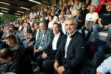 Landeshauptmann Hans Peter Doskozil (l.) und Sport-Landesrat Heinrich Dorner (r.) drückten sowohl Oberwart als auch Rapid die Daumen. Mit ihnen am Foto: Rechtsanwalt Johannes Zink (Mitte) und Oberwarts Bürgermeister Georg Rosner (hinten).