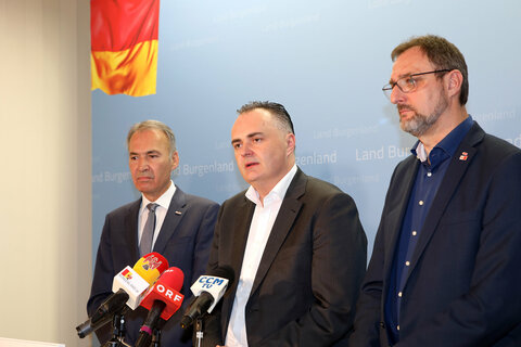 Landeshauptmann Hans Peter Doskozil mit AK-Präsident Gerhard Michalitsch und WK-Präsident Peter Nemeth
