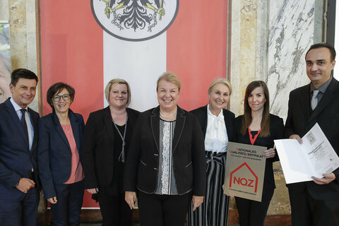 Soziallandesrat Illedits und Sozialministerin Beate Hartinger-Klein bei der feierlichen Überreichung des Nationalen Qualitätszertifikats für Alten- und Pflegeheime