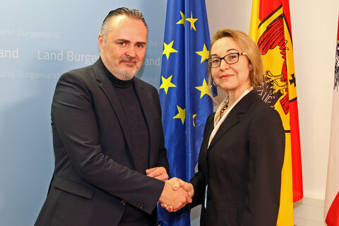 LH Hans Peter Doskozil mit Mag.a Andrea Potetz-Jud (LVwG-Präsidentin) (v.l.).