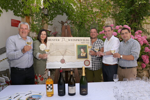 Gruppenbild von der Pressekonferenz zum Jubiläum 500 Jahre Ruster Weinprivileg (v.l.) Bürgermeister Gerold Stagl, Landeshauptmannstellvertreterin Astrid Eisenkopf, Winzer Günter Triebaumer, Wein Burgenland-Obmann Herbert Oschep und der Historiker Martin Krenn.