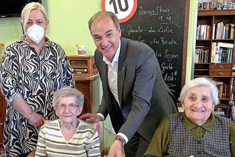 Die BewohnerInnen im „Haus St. Peter“ freuten sich sichtlich über den Besuch und die Jubiläumstorte von Landesrat Dr. Leonhard Schneemann.