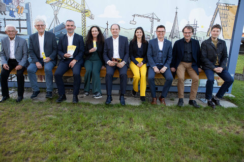 Landesrat Heinrich Dorner (3.v.l.) mit den Mitwirkenden des 20-jährigen Jubiläums MUBA Neutal.