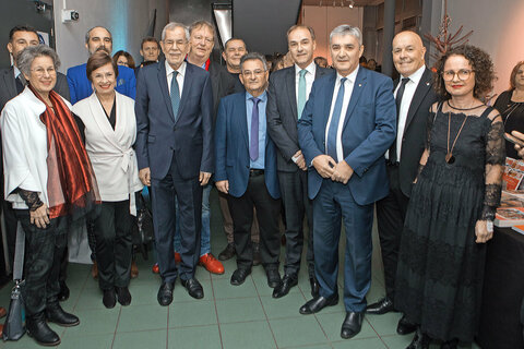 Landtagsabgeordneter Wolfgang Spitzmüller, Landtagsabgeordnete Mag.a Regina Petrik, Bundespräsident Dr. Alexander Van der Bellen, Horst Horvath (Volkshochschule der Roma), OHO-Vorstandsmitglied Andreas Lehner, Emmerich Gärtner-Horvath, Landesrat Dr. Leonhard Schneemann, 2. Landtagspräsident Walter Temmel, Oberwarts Bürgermeister Georg Rosner und Landtagsabgeordnete Elisabeth Trummer (vorne v.l.) im OHO Oberwart.