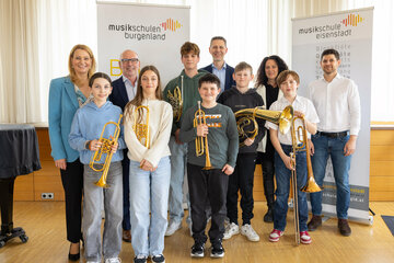 Landesrätin Daniela Winkler, Geschäftsführer des Musikschulwerks Gerhard Gutschik, Dir. Martin Ivancsits, VS-Dir. Charlotte Toth-Kanyak, Musiklehrer Michael Dax mit SchülerInnen des Musikklassenensembles Kurzwiese