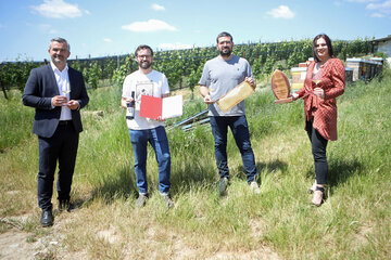 LR Heinrich Dorner (l.) und Landeshauptmann-Stv. Mag.a Astrid Eisenkopf (r.) überreichten Franz Weninger und Georg Rohrauer (v.l.) den Bio-Innovationspreis.