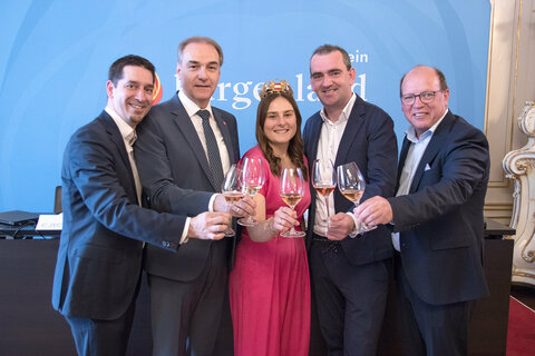 v.l.: Wein Burgenland-GF Christian Zechmeister, LR Leonhard Schneemann, Weinkönigin Hannah Wetschka, Wein Burgenland-Obmann Herbert Oschep, Weinbaupräsident Andreas Liegenfeld