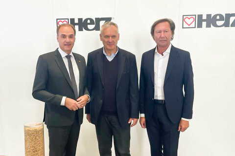 Landesrat Dr. Leonhard Schneemann gratulierte dem Eigentümer der HERZ-Gruppe, Dr. Gerhard Glinzerer sowie seinem Team zur Eröffnung der Erweiterung des HERZ-Standortes in Pinkafeld.