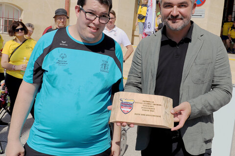 Emanuel Horvath von der Sportunion Domrnau hatte für Landesrat Mag. Heinrich Dorner (v.l.) ebenfalls ein Geschenk mit im Gepäck.