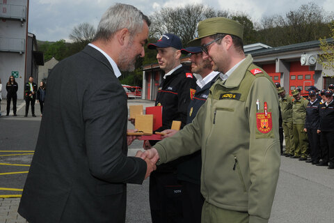 Landesrat Heinrich Dorner gratulierte Landessieger Manuel Laczko zu seinem großartigen Erfolg.