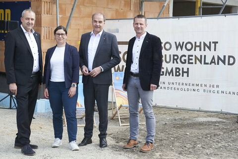 Deutsch Jahrndorfs Bürgermeister LAbg. Gerhard Bachmann, SOWO-Geschäftsführerin Melanie Piskernik, Landesrat Dr. Leonhard Schneemann und Klaus Tremmel, technischer Niederlassungsleiter Hochbau PORR Bau, bei der Gleichenfeier.
