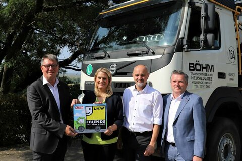 Mag. Roman Eder, MBA, Fachgruppenobmann für Güterbeförderungsgewerbe der Wirtschaftskammer Burgenland mit Bildungslandesrätin Mag.a (FH) Daniela Winkler, Mag. Heinz Josef Zitz, Bildungsdirektor für das Burgenland, und Spartengeschäftsführer für Transport und Verkehr in der Wirtschaftskammer Burgenland, Bernhard Dillhof, MA (v. l. n. r.);
