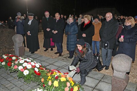 Ehrengäste und Pfarrer bei der Kranzniederlegung am Tatort im Gedenken an die Opfer des Roma-Attentats vor 25 Jahren.