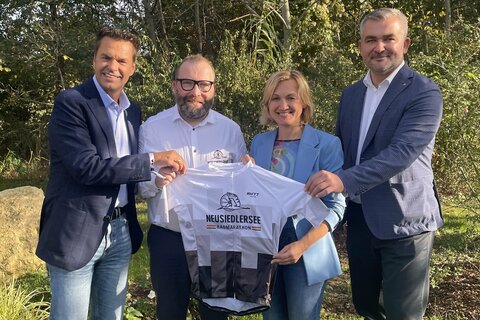 Didi Tunkel (Geschäftsführer Burgenland Tourismus GmbH), Johannes Hessenberger (OK Chef Neusiedler See Radmarathon), Bürgermeisterin Bettina Zentgraf (Mörbisch) und Sport-Landesrat Mag Heinrich Dorner (v.l.).