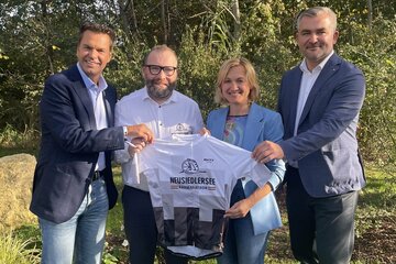 Didi Tunkel (Geschäftsführer Burgenland Tourismus GmbH), Johannes Hessenberger (OK Chef Neusiedler See Radmarathon), Bürgermeisterin Bettina Zentgraf (Mörbisch) und Sport-Landesrat Mag Heinrich Dorner (v.l.).