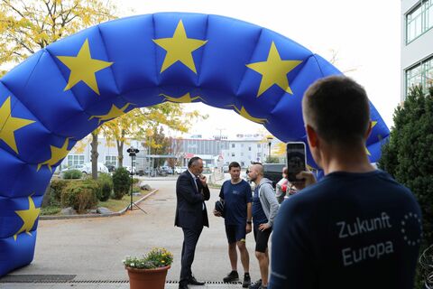 Landeshauptmann Mag. Hans Peter Doskozil und der Leiter der Vertretung der Europäischen Kommission in Österreich, Prof. Dr. Martin Selmayr, sowie der Generalsekretär der Österreichischen Gesellschaft für Europapolitik, Mag. Paul Schmidt, (v. l. n. r. hinten) werden vom Leiter des EU-Verbindungsbüros des Landes Burgenland, Mag. Rainer Winter, (r. vorne) fotografiert.