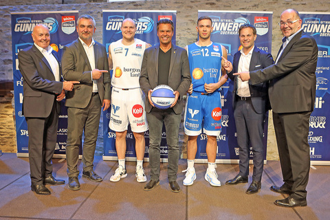 Oberwarts Bürgermeister Georg Rosner, Sportlandesrat Heinrich Dorner, Kapitän Sebastian Käferle, Burgenland Tourismus-Geschäftsführer Didi Tunkel, Spieler Jonathan Knessl, Matthias Unger (Ungersteel) und Geschäftsführer Thomas Linzer (v.l.).