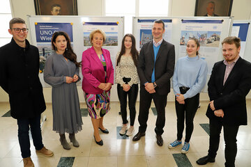 Landtagspräsidentin Verena Dunst eröffnete gemeinsam mit DDr. Barbara Glück (2.v.l.), Director Moritz Ehrmann (2.v.r.) sowie Auslandsdiener Jonathan Dorner (r.) und Schülerinnen und Schülern des Wimmer Gymnasiums Oberschützen die UNO-Ausstellung im Landhaus.