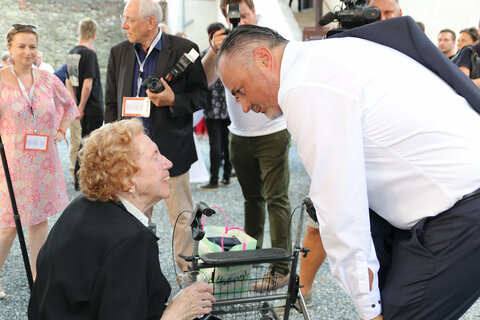 Landeshauptmann Hans Peter Doskozil mit der Widerstandskämpferin Käthe Sasso