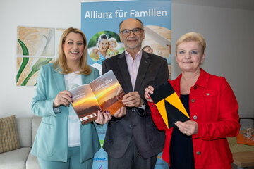 Vorsitzübergabe bei der Allianz der Familie mit (v.l.) Landesrätin Mag. (FH) Daniela Winkler, Gabi Reisner (Kolping) und Dr. Sepp Gmasz (Burgenländisches Volksliedwerk)