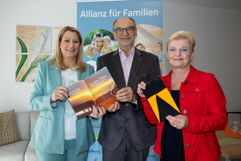 Vorsitzübergabe bei der Allianz der Familie mit (v.l.) Landesrätin Mag. (FH) Daniela Winkler, Gabi Reisner (Kolping) und Dr. Sepp Gmasz (Burgenländisches Volksliedwerk)
