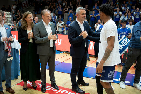 Landeshauptmann-Stellvertreterin Anja Haider-Wallner, Landesrat Leonhard Schneemann und Sport-Landesrat Heinrich Dorner gratulierten dem Vizemeister Dragonz Eisenstadt zur Leistung.