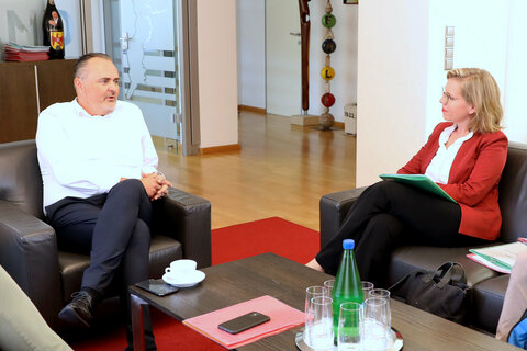 LH Hans Peter Doskozil im Gespräch mit BM Leonore Gewessler