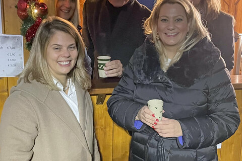 Landesrätin Daniela Winkler (vorne, rechts) mit Intendant Alfons Haider (Mitte) bei der Benefizveranstaltung in Stoob.