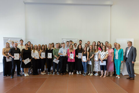 Landesrätin Daniela Winkler (2.v.r.) und Bildungsdirektor Alfred Lehner (rechts im Bild) übergaben Lehrkräften aus dem Bezirk Neusiedl am See ihre Anstellungsverträge.