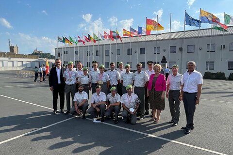 Siegerehrungsfoto der Österreichischen Teilnehmerinnen und Teilnehmer mit Politik und dem Österreichischen Bundesheer.