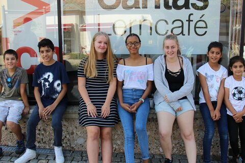 Schülerinnen und Schüler vor dem Lerncafé in Eisenstadt