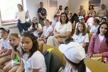 Landeshauptmann-Stellvertreterin Mag. Astrid Eisenkopf (Mitte) mit Mädchen, die sich heute beim Forscherinnentag über technische und naturwissenschaftliche Berufe informierten.