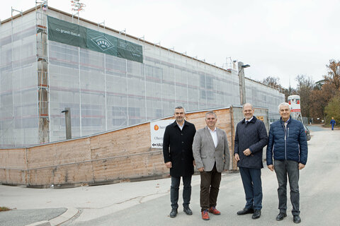 Landesrat Heinrich Dorner mit dem Kaufmännischen Direktor der Klinik Oberpullendorf, Manfred Degendorfer, sowie mit den Gesundheit-Burgenland-Geschäftsführern Franz Öller und Stephan Kriwanek (v.l.) vor dem Neubau in Oberpullendorf.