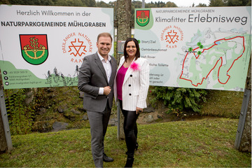 Landeshauptmann-Stellvertreterin Mag.a Astrid Eisenkopf mit Mühlgrabens Bürgermeister und Naturpark-Obmann Fabio Halb.
