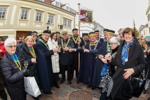 Landeshauptmann-Stellvertreterin Astrid Eisenkopf mit den Weinrittern bei der Weinsegnung