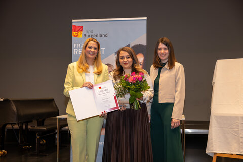 Frauen- und Bildungslandesrätin Mag.a (FH) Daniela Winkler mit der Zweitplatzierten Zeynep Ertugrul und Martina Knartz, BSc MA, Leiterin des Referats Frauen, Antidiskriminierung und Gleichbehandlung.