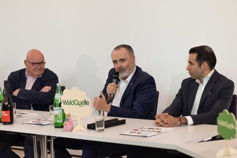Landeshauptmann Hans Peter Doskozil (Bildmitte) bei der Pressekonferenz.