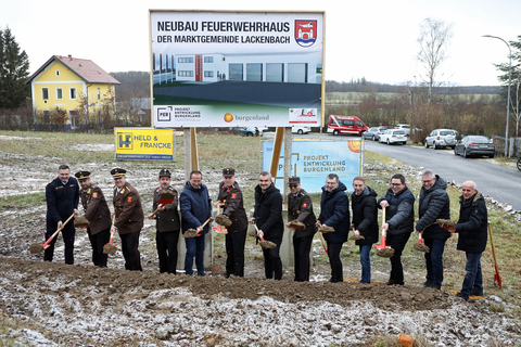 Feuerwehrreferent, Landesrat Mag. Heinrich Dorner (Mitte) nahm gemeinsam mit Bürgermeister Christian Weninger (5.v.l.) sowie Landesfeuerwehrdirektor DI (FH) Sven Karner (l.) sowie Landesfeuerwehrkommandant-Stellvertreter und Bezirksfeuerwehrkommandant LBDS Martin Reidl (3.v.l.) und weiteren Vertretern der Freiwilligen Feuerwehr sowie des Gemeinderats den Spatenstich für das neue Haus der Freiwilligen Feuerwehr Lackenbach vor.