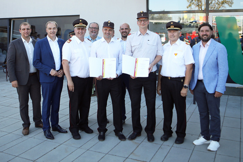 Im Zuge des Tages der Feuerwehr wurden auch Ehrungen verliehen. Landesrat Dr. Leonhard Schneemann (2.v.l.), Bezirkshauptmann WHR Mag. Peter Bubik (links hinten),  Bürgermeister Joachim Raser (2.v.l., hinten) und Vizebürgermeister Christoph Kovacs (l.), Landesfeuerwehrkommandant-Stellvertreter LBDS Martin Reidl (3.v.l.), Bezirksfeuerwehrkommandant OBR Wolfgang Kinelly (2.v.r.) und Landtagsabgeordneter Hans Unger (r.) überreichten dabei Wolfaus Feuerwehrkommandant-Stellvertreter Mario Schiesl (6.v.l.) die Beförderung zum Oberbrandinspektor (OBI) und Litzelsdorfs Feuerwehrkommandant Christoph Zimmermann (3.v.r.) die Beförderung zum Hauptbrandinspektor (HBI).