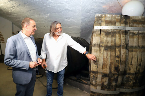 Norbert Blecha (rechts im Bild) zeigt Landesrat Schneemann ein „besonderes“ Weinfass