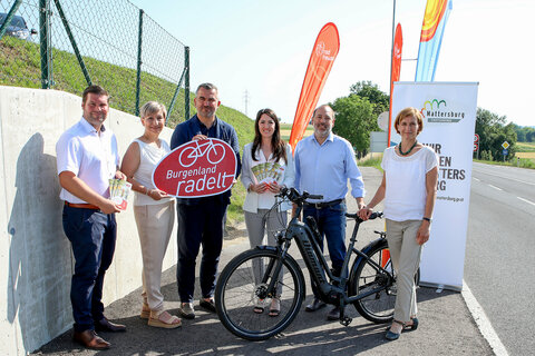 Mit Blick Richtung Pöttelsdorf (v.l.): Bürgermeister Christian Kurz, Pöttelsdorf, LAbg. Bürgermeisterin Claudia Schlager, Verkehrslandesrat Heinrich Dorner, Vizebürgermeisterin Eva Schachinger, Pöttelsdorf, Baudirektor Wolfgang Heckenast und Christine Zopf-Renner, Leiterin der Mobilitätszentrale Burgenland